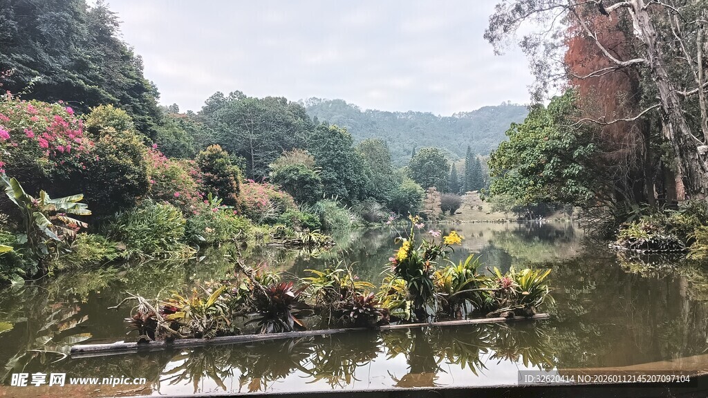 山间溪流中的竹筏景象