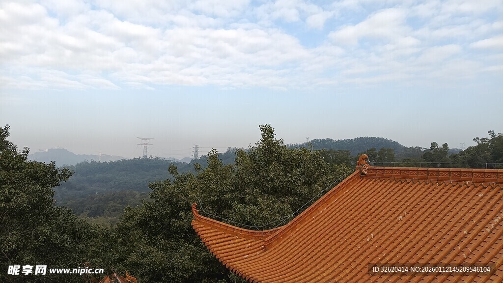 中式屋顶下的山林景致