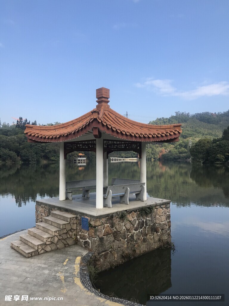 湖畔中式凉亭景致