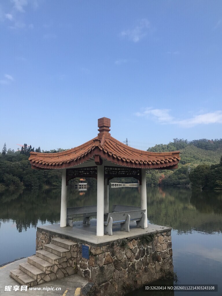 湖畔古亭
