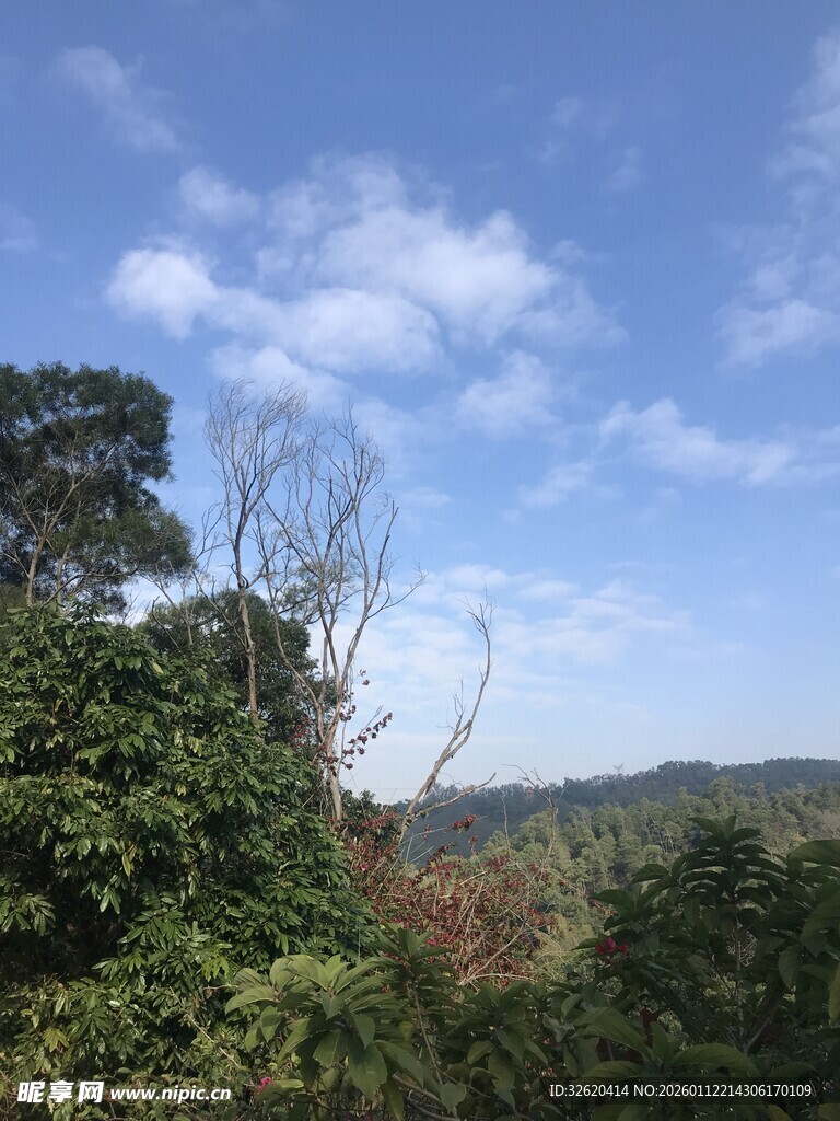 山林蓝天美景