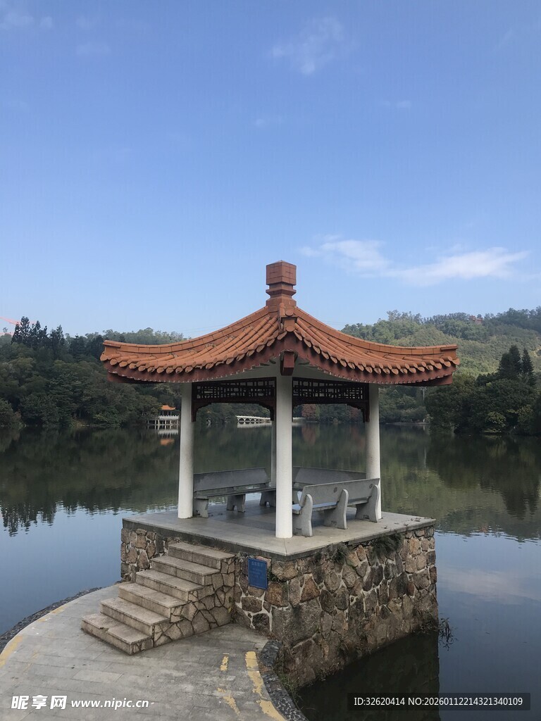 湖畔凉亭美景