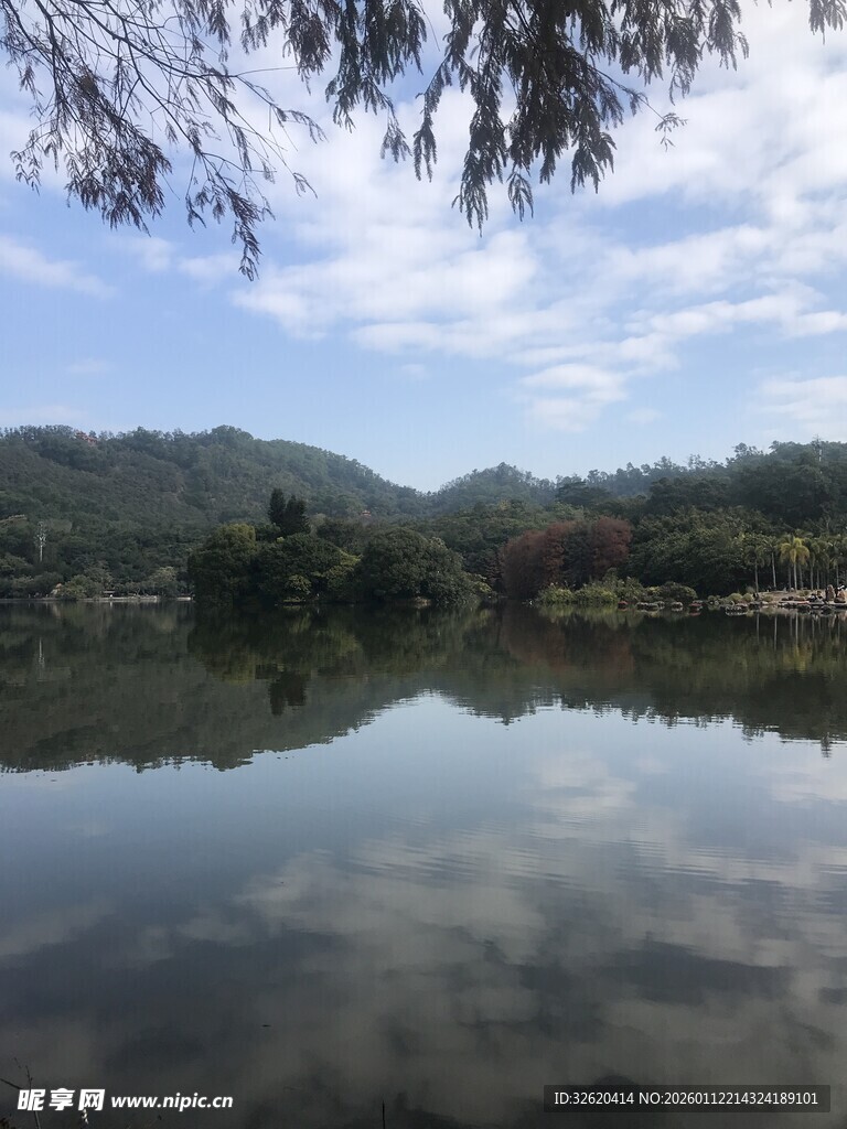 宁静湖水映山峦美景
