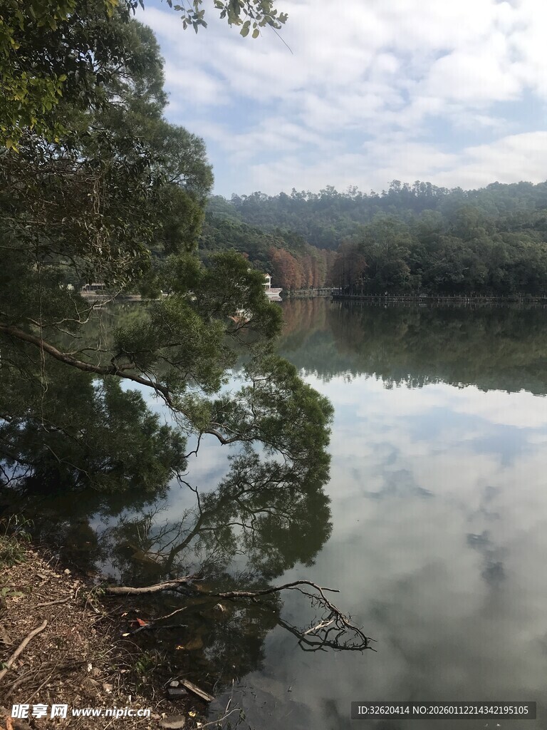 宁静湖畔