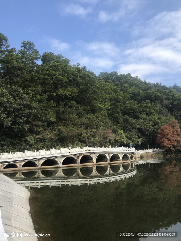 湖上青山蓝天