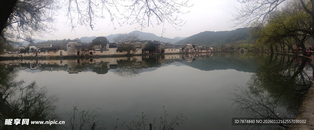 宁静山水湖面风景图