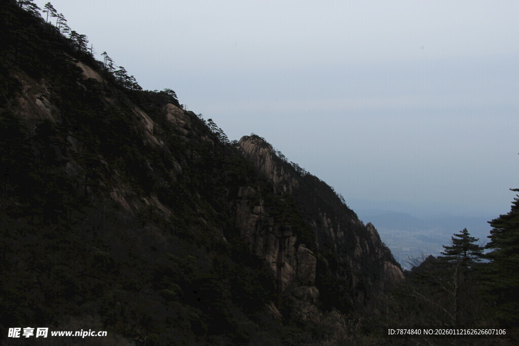 巍峨山峦 尽显自然之美