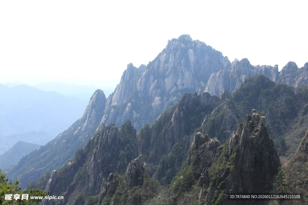 巍峨山峰壮丽自然景观
