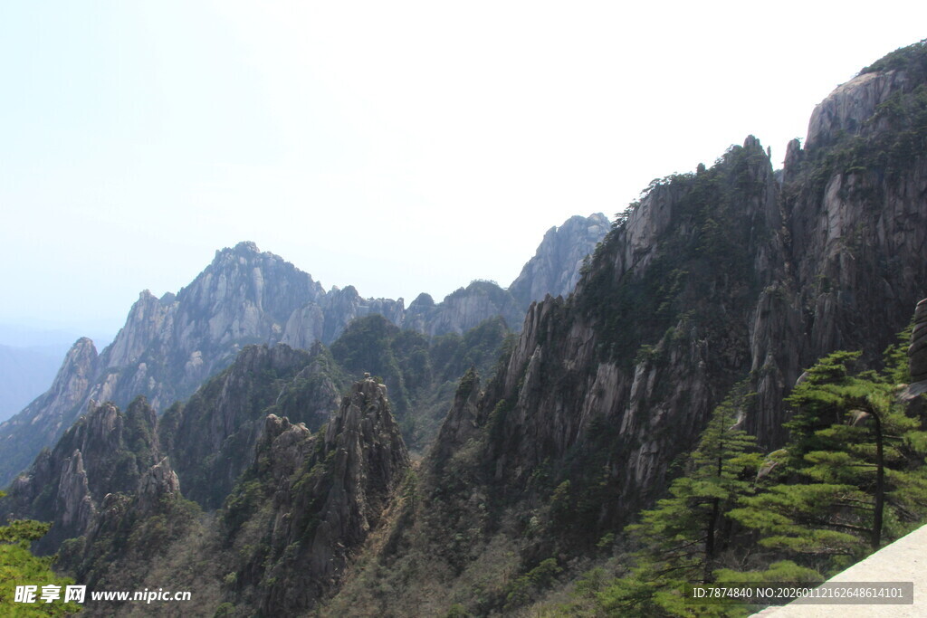 壮丽巍峨的连绵山峰
