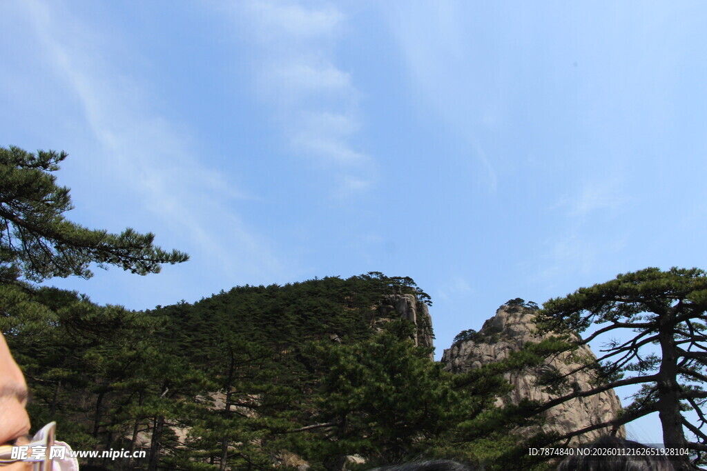 峻岭蓝天间的秀丽风光