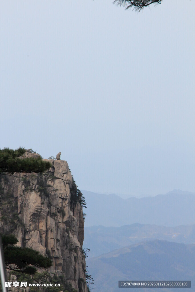 飞机飞越险峻山峰