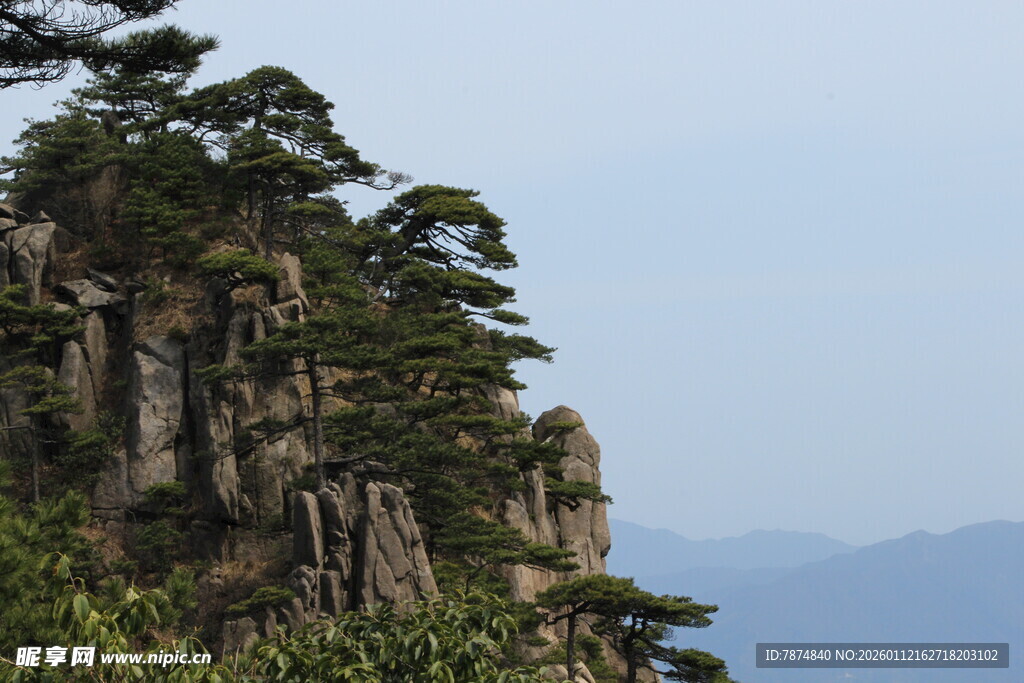 奇峰峻岭间的绿意景致