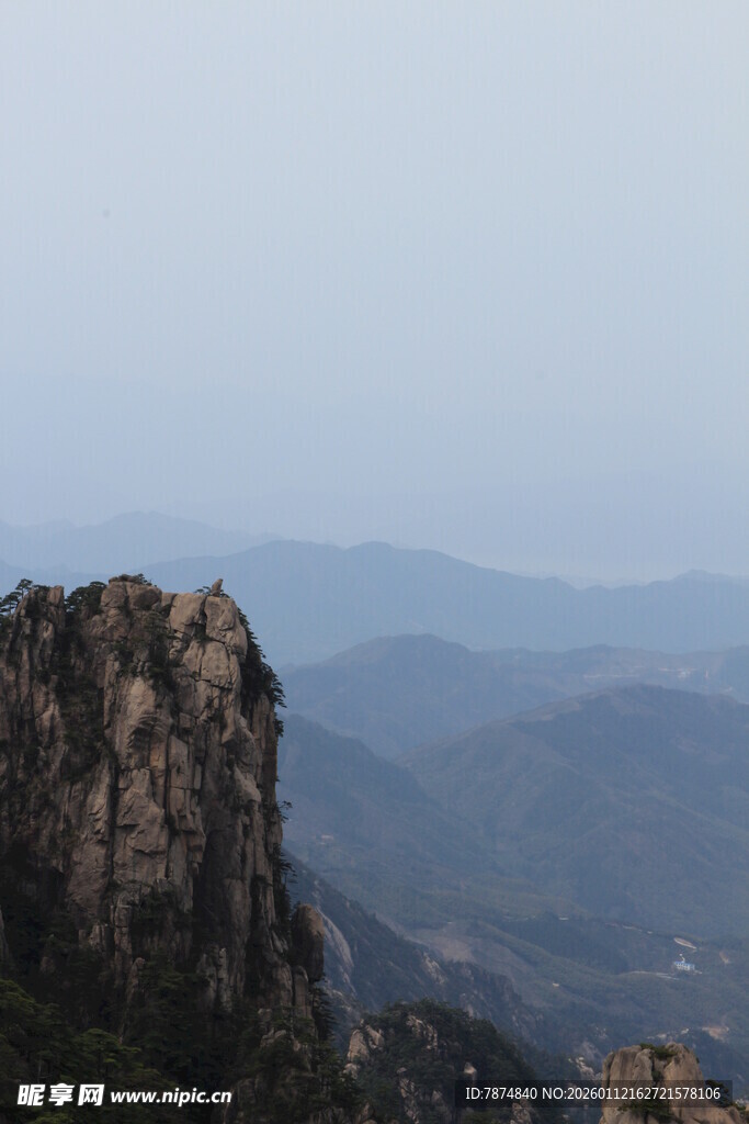 巍峨山峰与朦胧远山