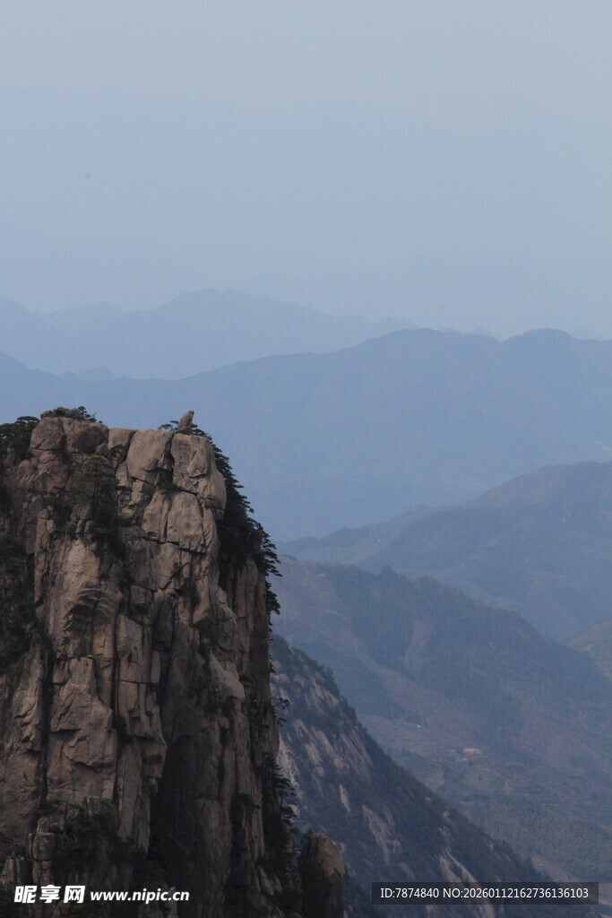 巍峨山峰 远眺连绵山峦