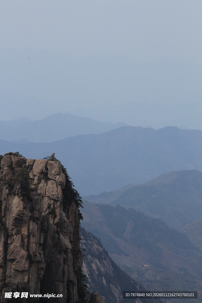 巍峨山巅 远眺层峦叠嶂