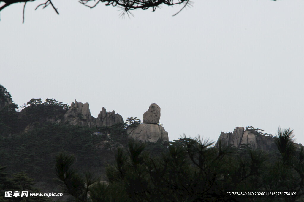奇峰耸立的山景