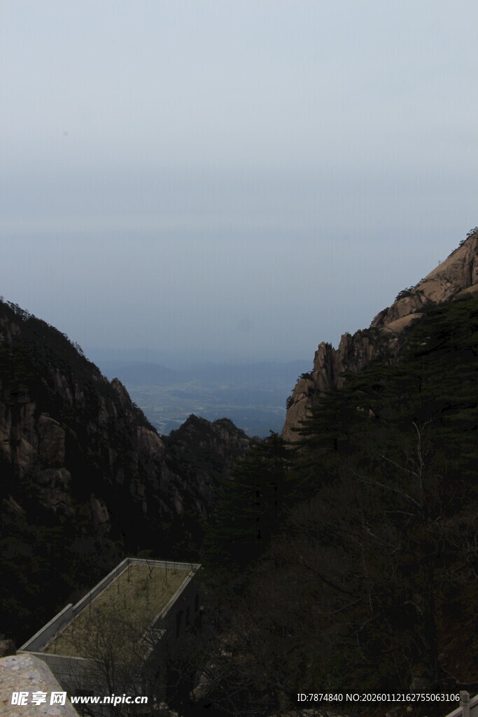 山巅眺望广阔海面