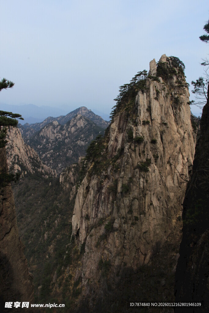 巍峨险峻的壮丽山峰景观