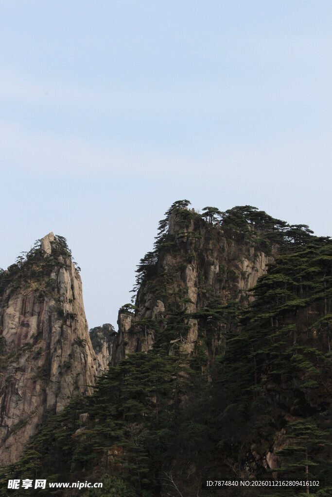巍峨山峰 尽显自然壮美