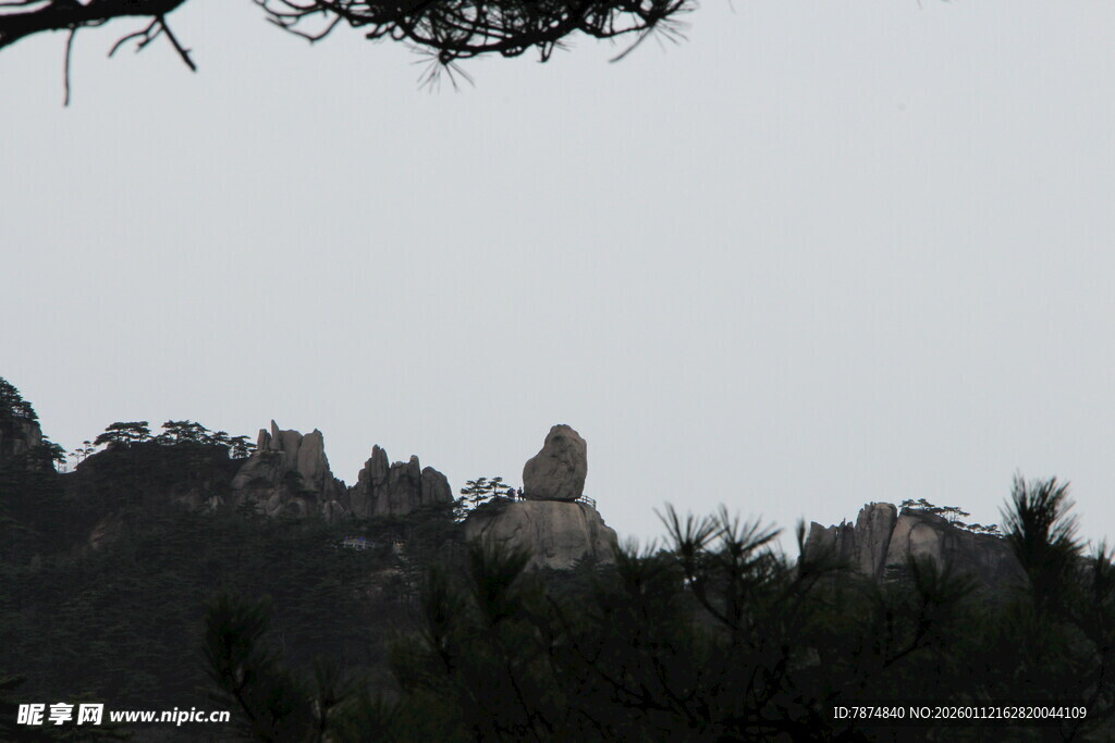 山峦叠嶂间的自然景致