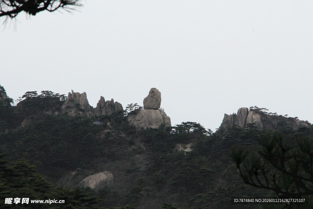 峻峭山峦 植被覆盖的美景