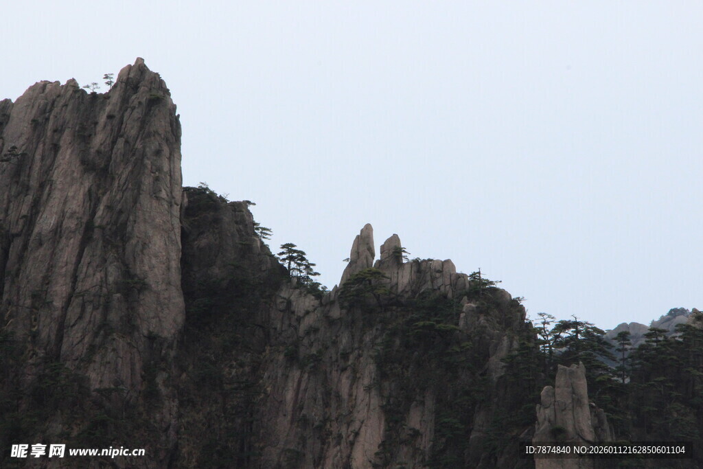 巍峨峻峭的壮丽山峰