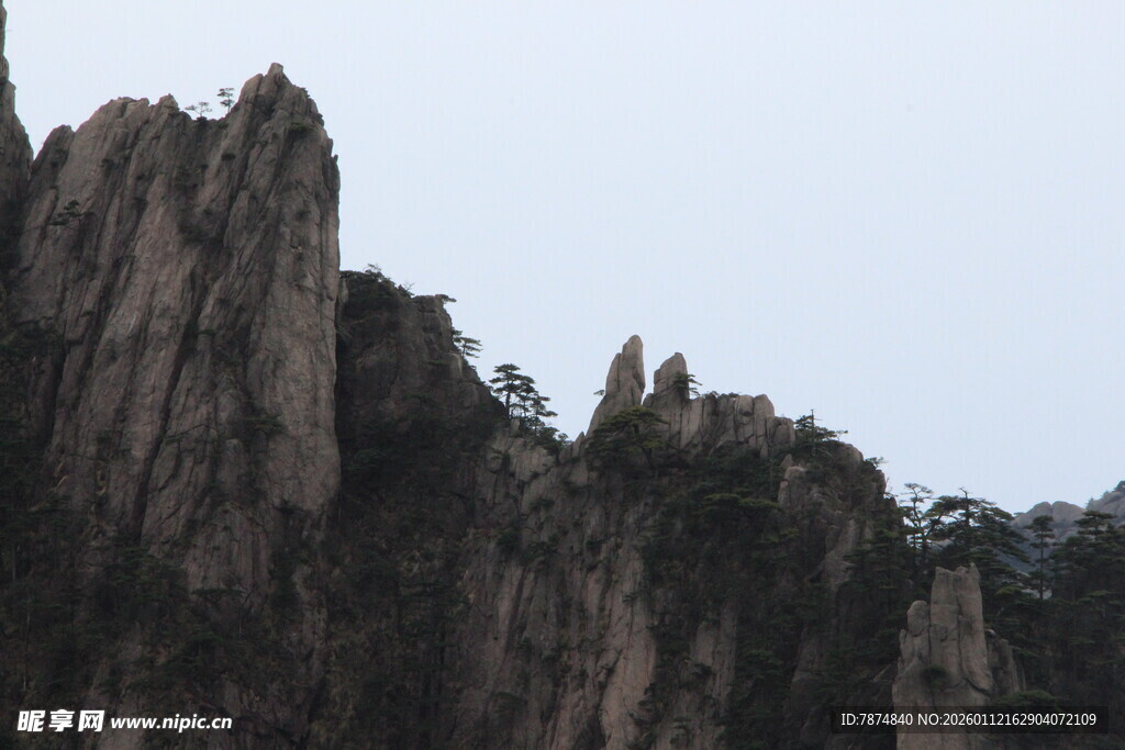 巍峨嶙峋的壮丽山峰