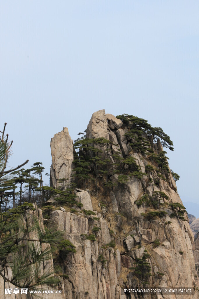 峻峭山峰上的绿植景观