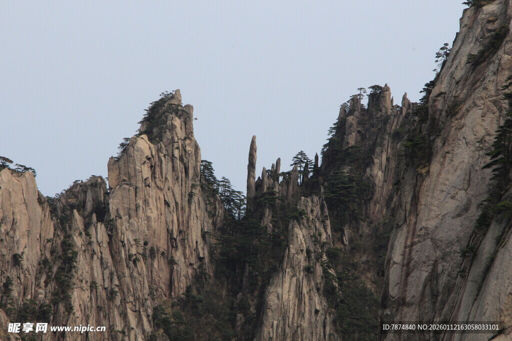 巍峨壮观的嶙峋山峰