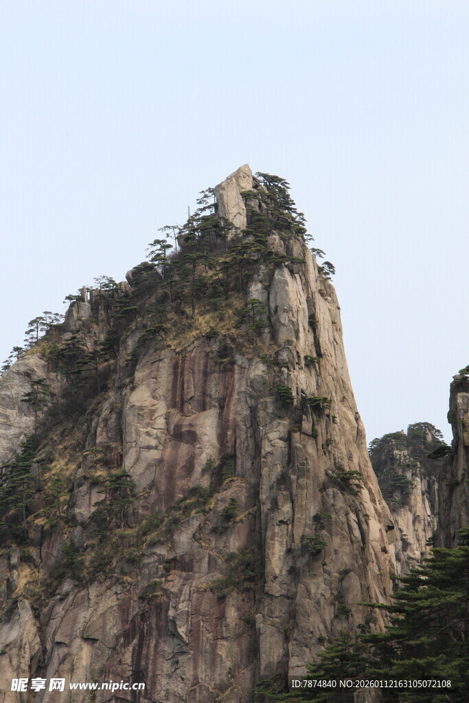 巍峨险峻的壮丽山峰