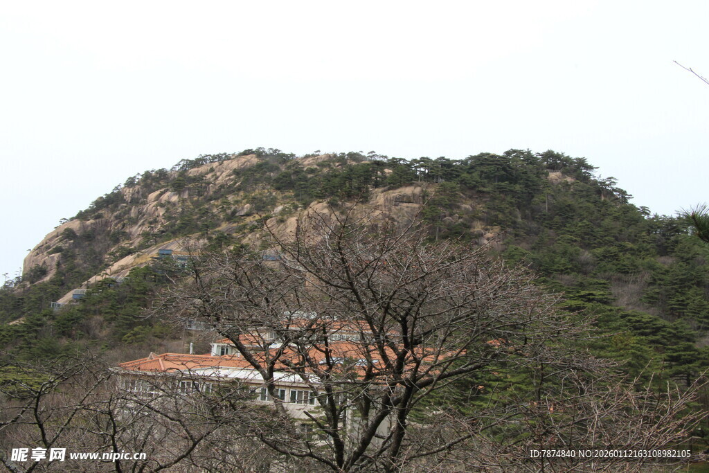 山间红顶建筑 自然景致