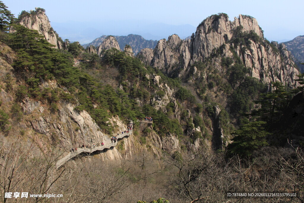 壮丽山景中的蜿蜒栈道