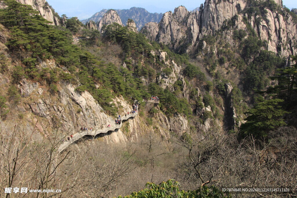 山间栈道蜿蜒于秀丽峰林