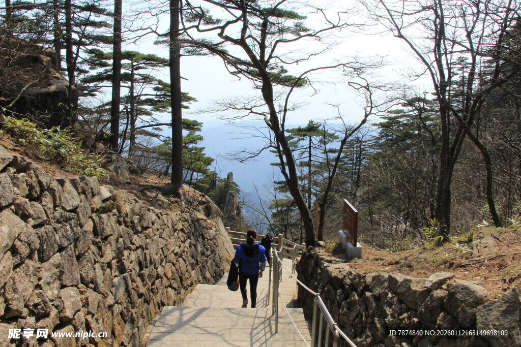 山间石径上的徒步者