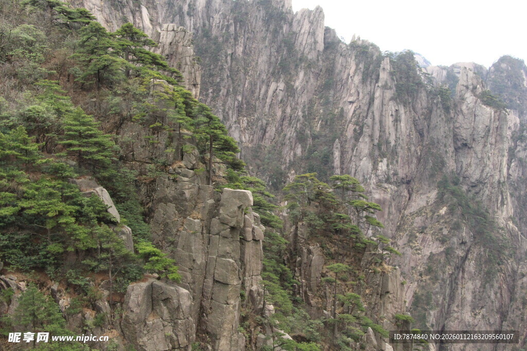 巍峨险峻的壮丽山景