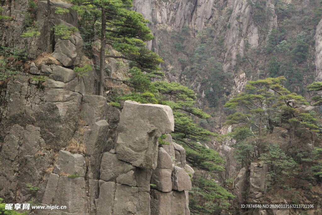 奇峰耸立的壮丽山景