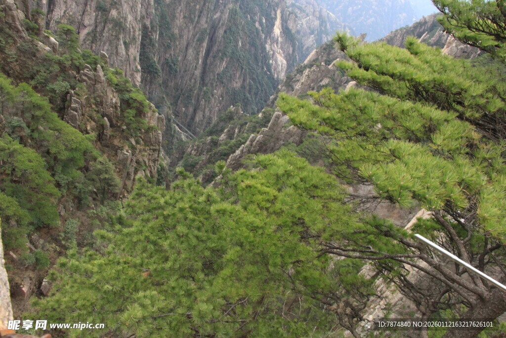 山间葱郁绿意 奇峰相伴