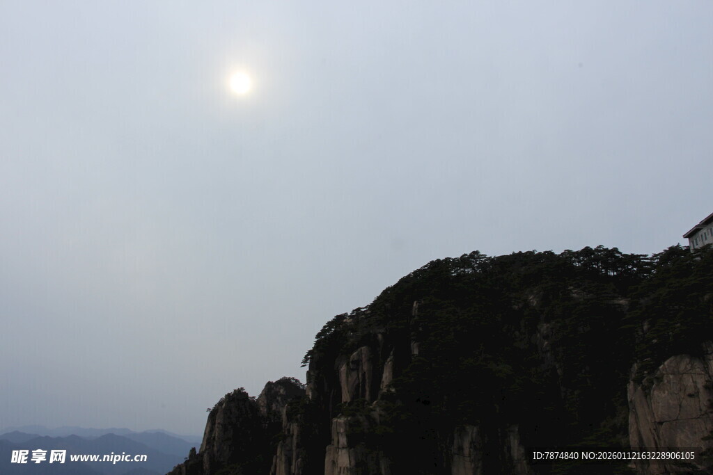 山巅之上的明亮日光