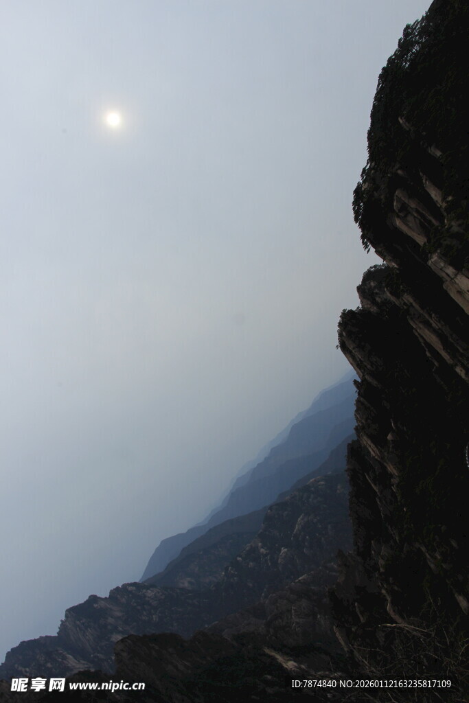 山巅之上的朦胧日光