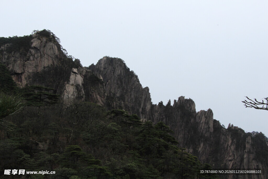 峻峭山峰与空中飞鸟