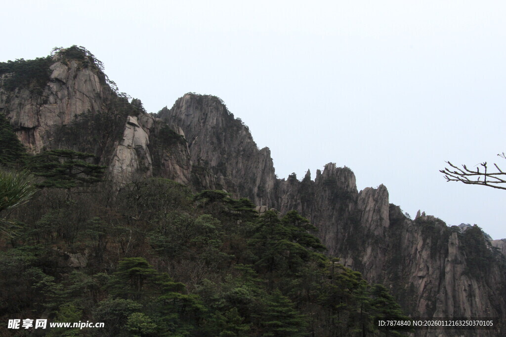峻峭山峰与空中飞行器