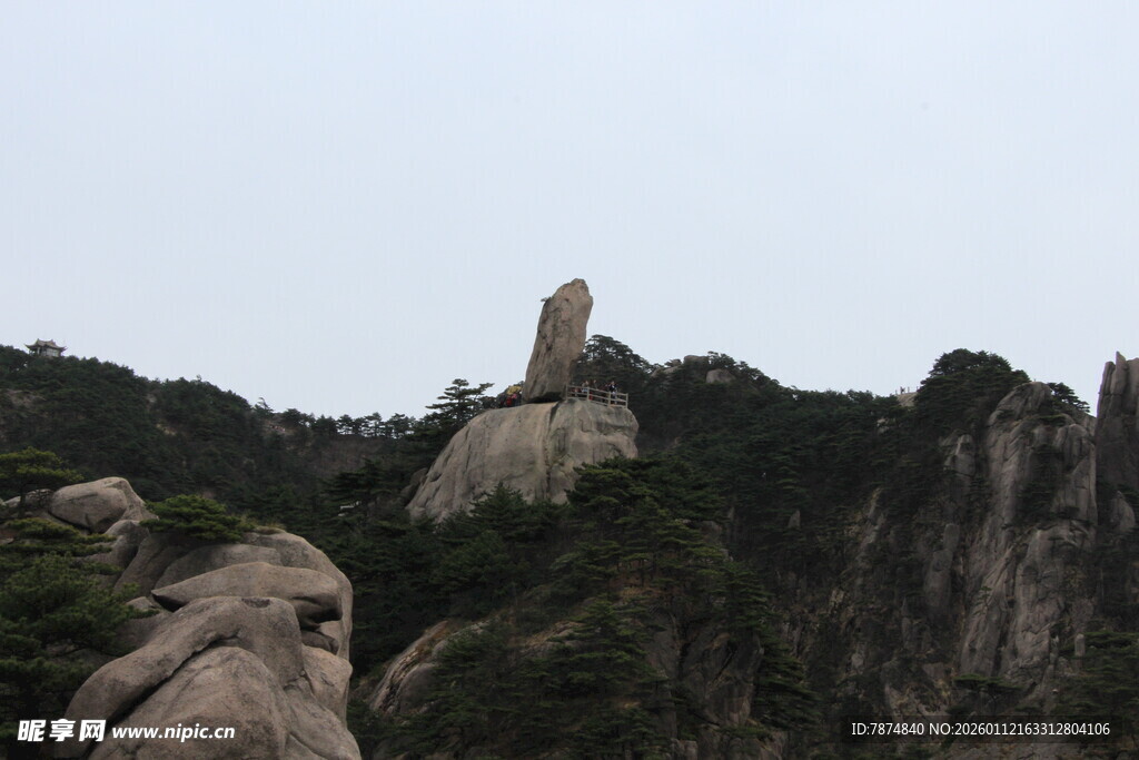 山峰之巅的孤立建筑