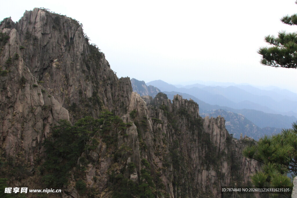 巍峨嶙峋的壮丽山峰