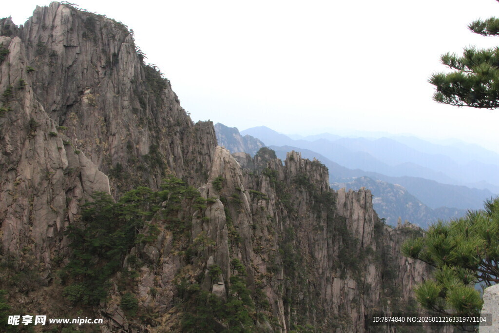 巍峨嶙峋的壮丽山峰