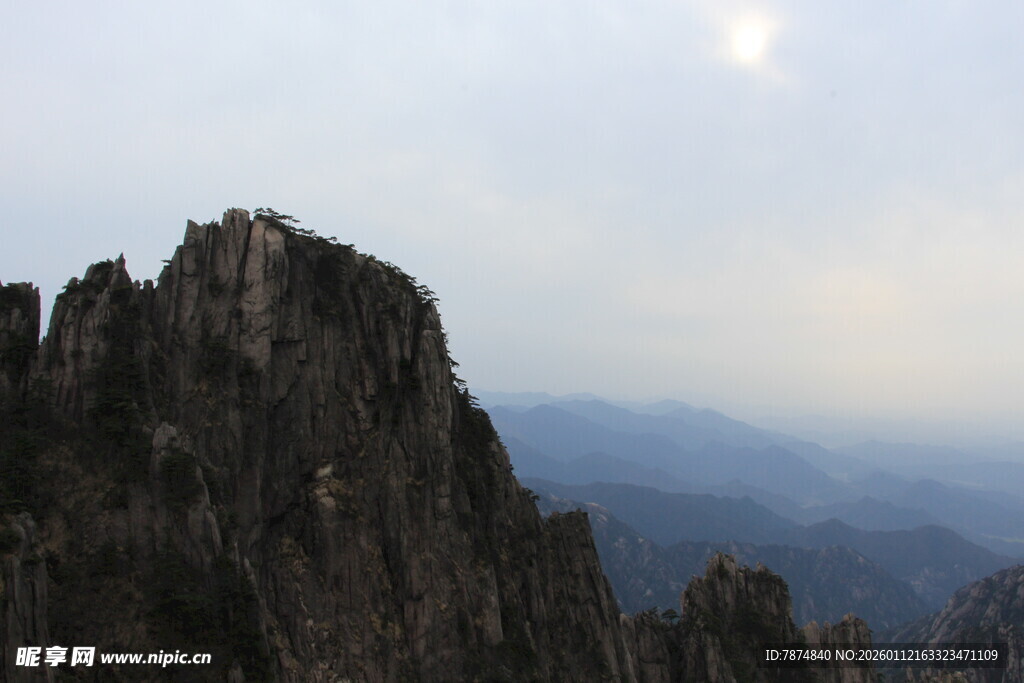 巍峨山峰 壮丽自然景观