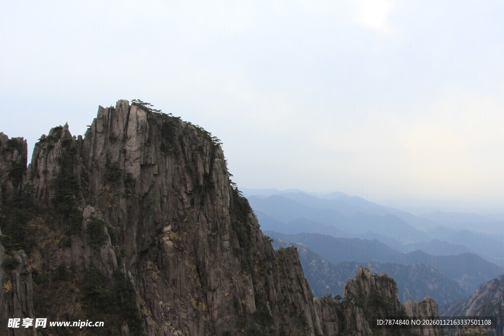 巍峨峻峭的壮丽山峰
