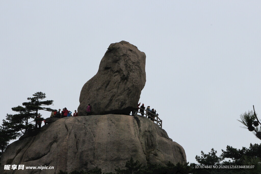 山顶巨石引游人驻足