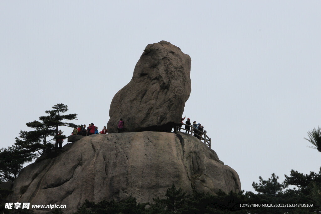 山顶奇石引游人攀爬