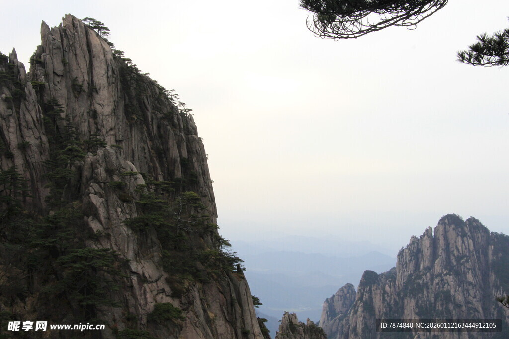 直升机飞临壮丽山峰