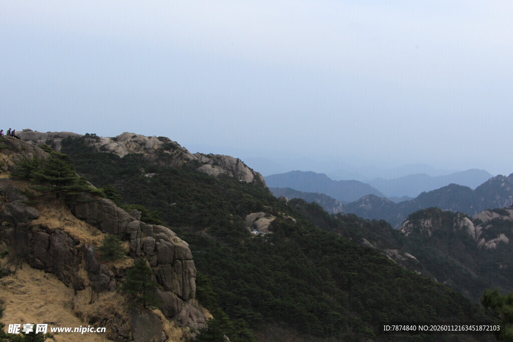 山峦叠翠的壮美自然景观